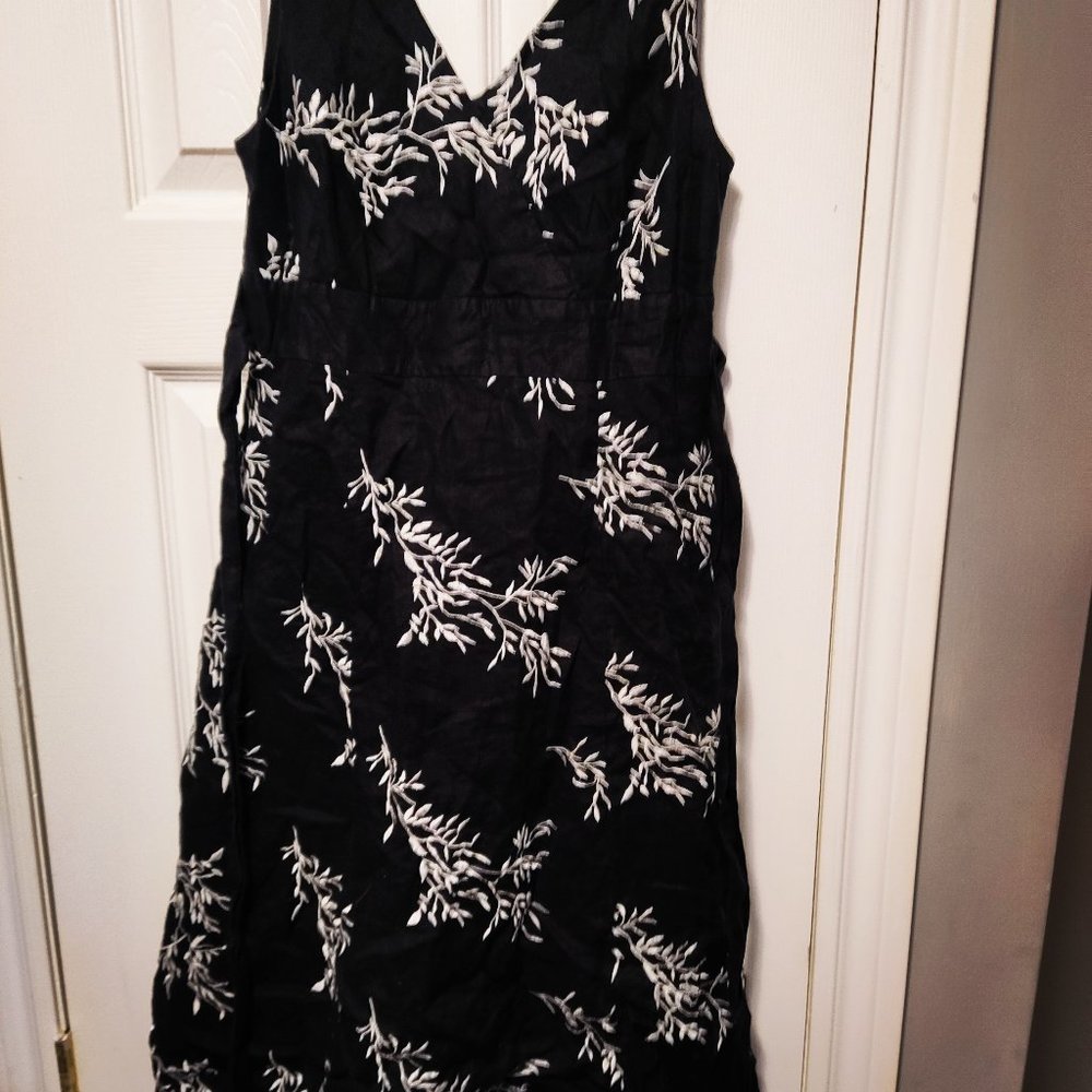 Peter Nygard sleeveless dress. Black in color and size 6.